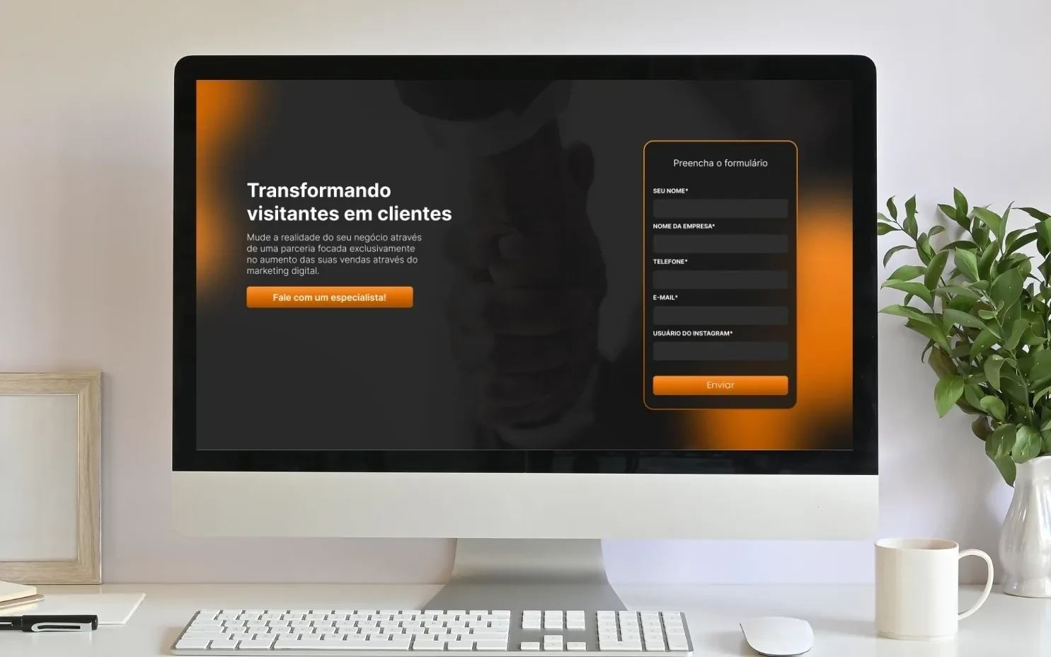 Página inicial do site da Agência Dinova exibida em um monitor