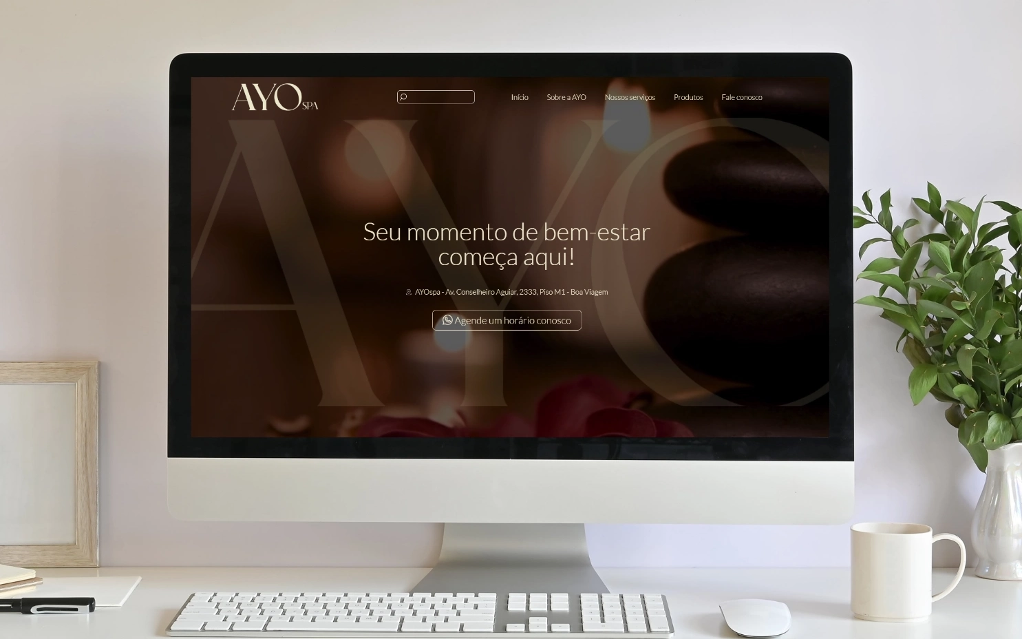 Página inicial do site do Ayo Spa exibida em um notebook