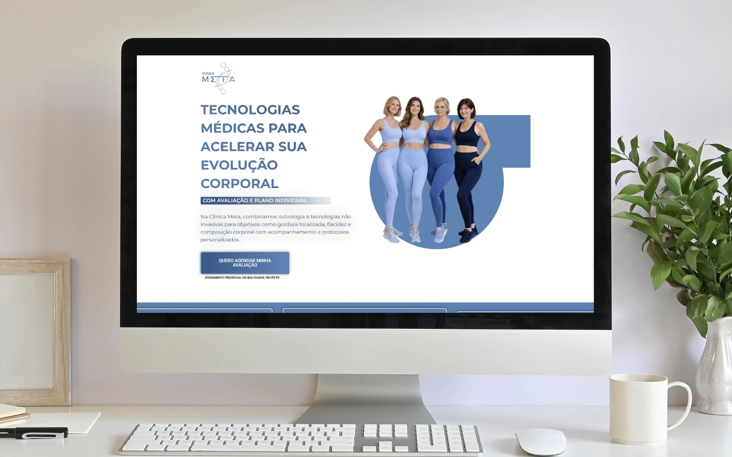Página da Clínica Metta exibida em um monitor