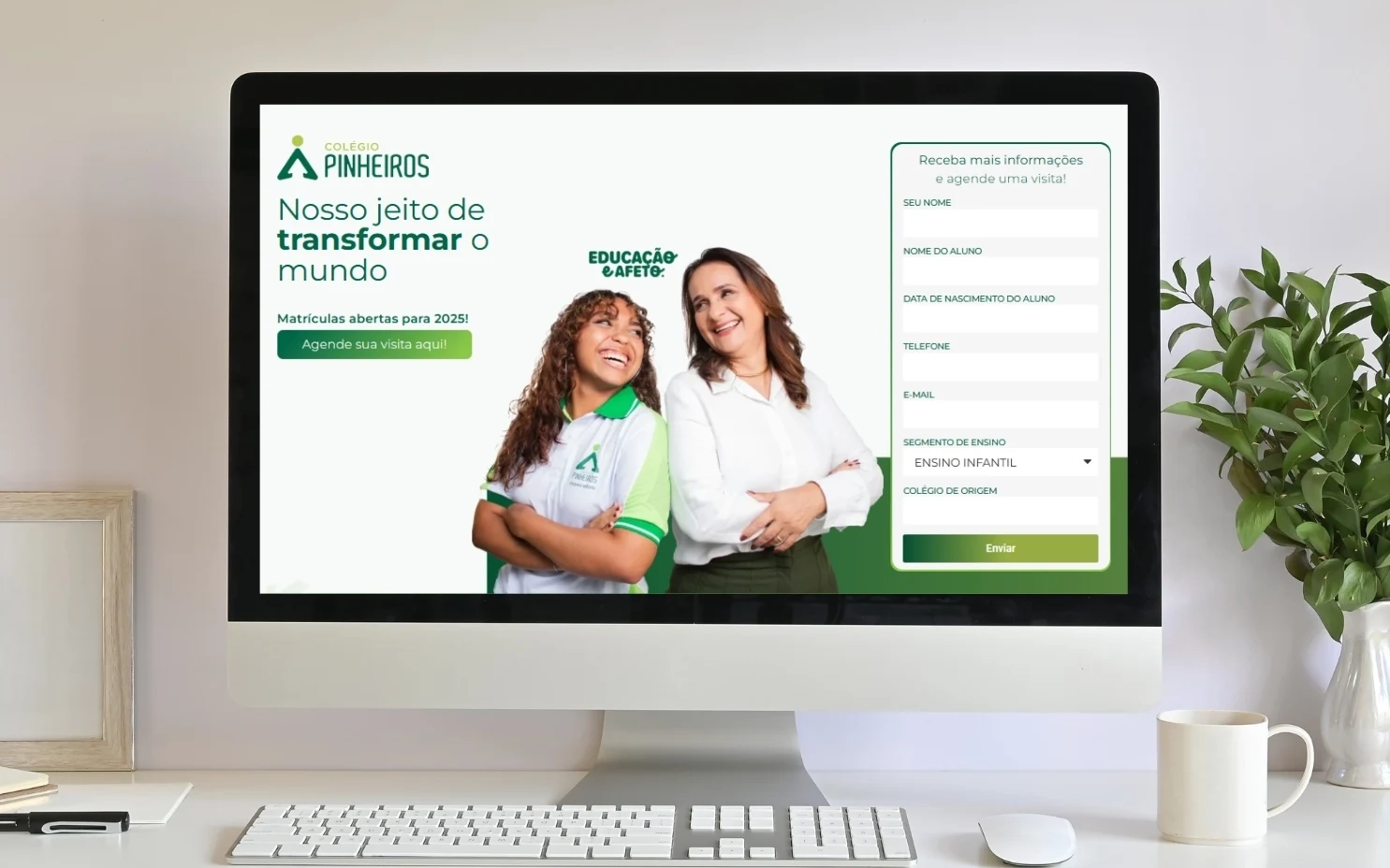 Página de matrículas do Colégio Pinheiros exibida em um notebook