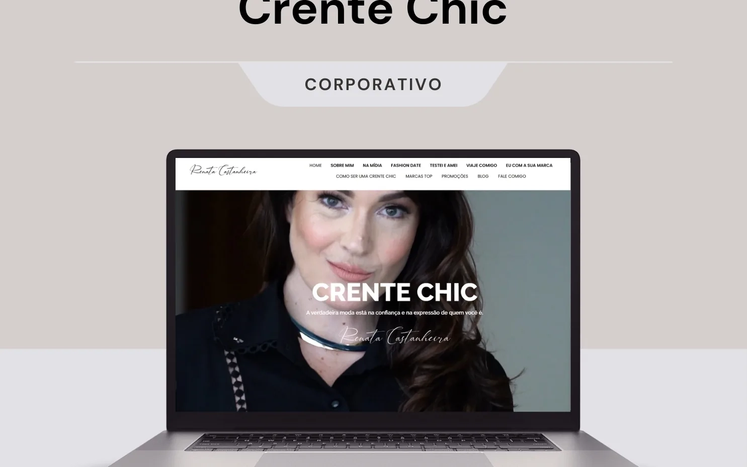 Página inicial do site da Crente Chic exibida em um notebook