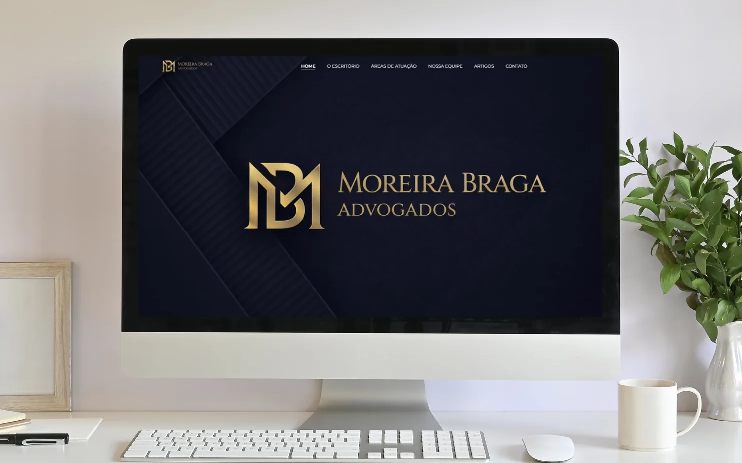 Página inicial do site do escritório Moreira Braga Advogados exibida em um notebook