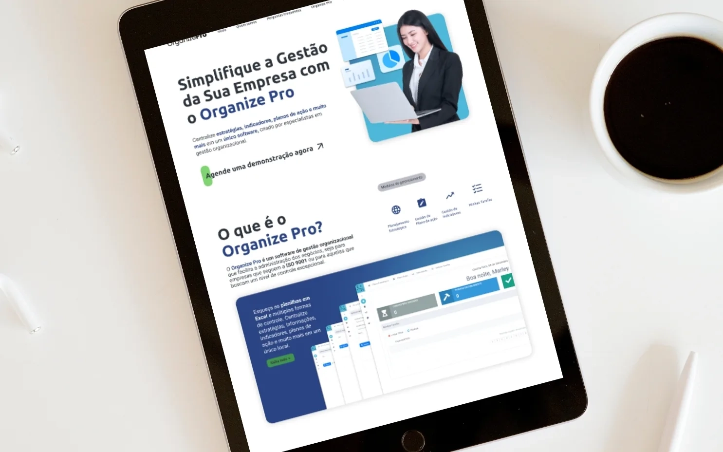 Página inicial do site da Organize PRO exibida em um notebook