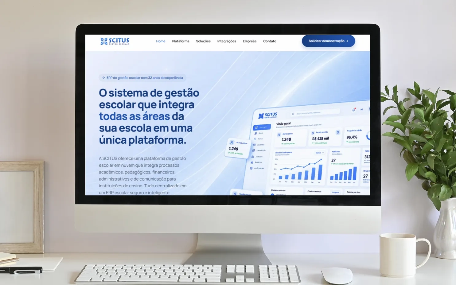 Sistema de gestão escolar Scitus exibido em um monitor