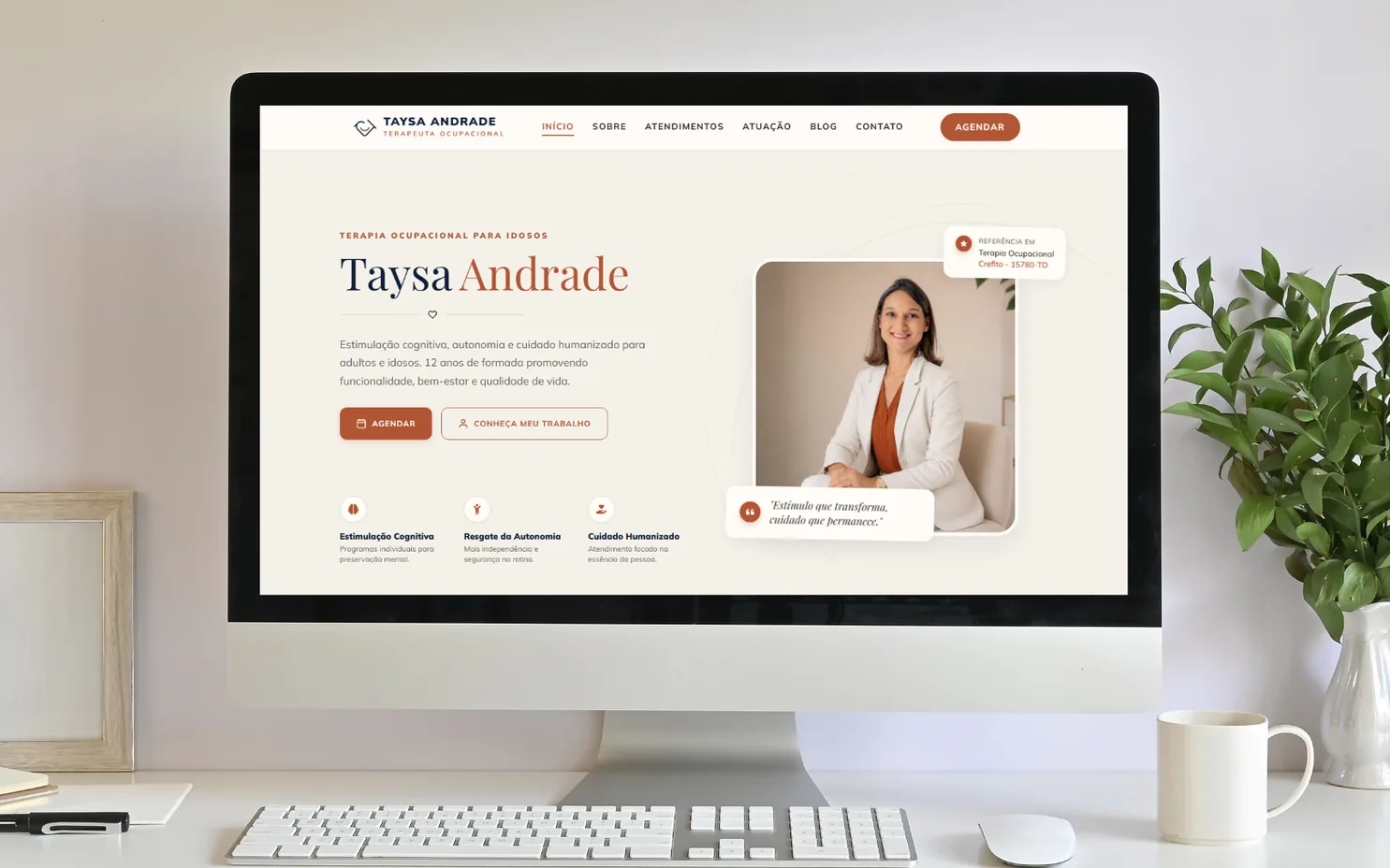 Página do site de Taysa Andrade exibida em um monitor